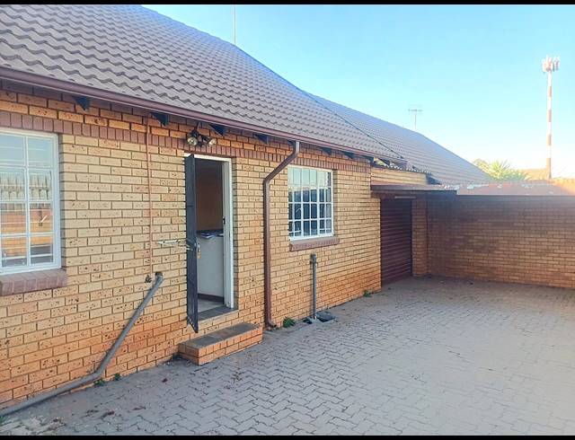 2 BEDROOM TOWNHOUSE FOR SALE IN CLUBVIEW